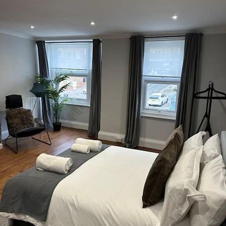 High Wycombe Centre- 2 Bed Flatアパートメント エクステリア 写真