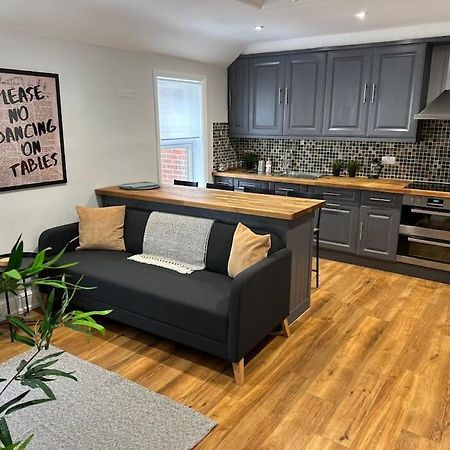 High Wycombe Centre- 2 Bed Flatアパートメント エクステリア 写真