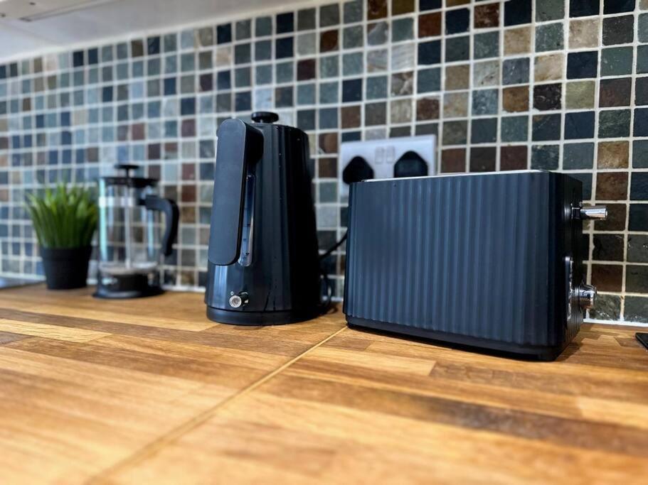 High Wycombe Centre- 2 Bed Flatアパートメント エクステリア 写真