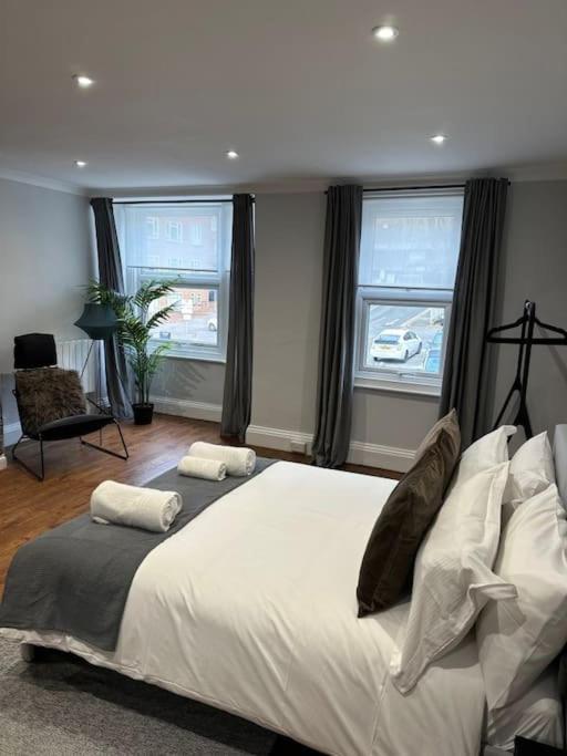 High Wycombe Centre- 2 Bed Flatアパートメント エクステリア 写真
