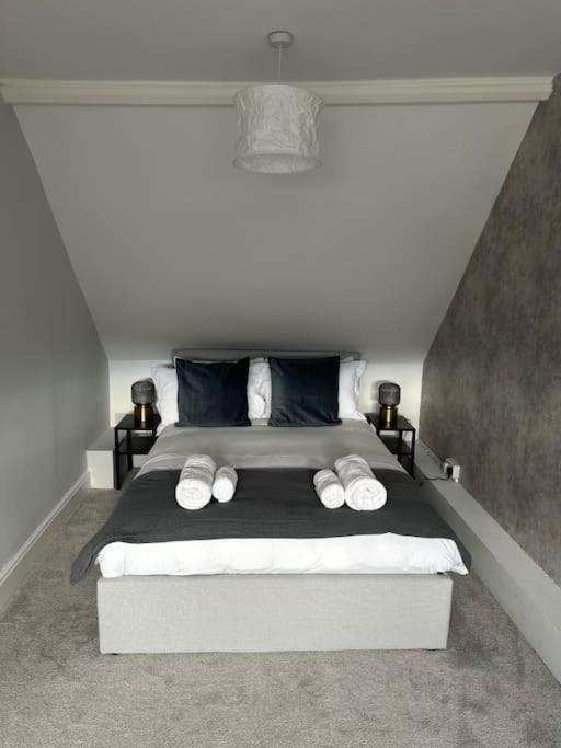 High Wycombe Centre- 2 Bed Flatアパートメント エクステリア 写真
