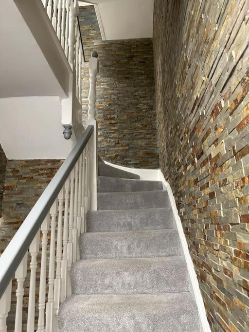 High Wycombe Centre- 2 Bed Flatアパートメント エクステリア 写真