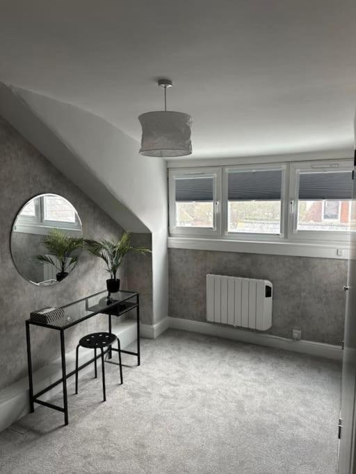 High Wycombe Centre- 2 Bed Flatアパートメント エクステリア 写真