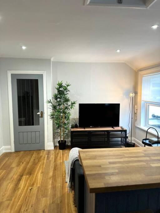 High Wycombe Centre- 2 Bed Flatアパートメント エクステリア 写真