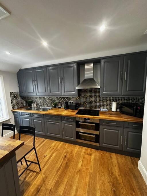 High Wycombe Centre- 2 Bed Flatアパートメント エクステリア 写真