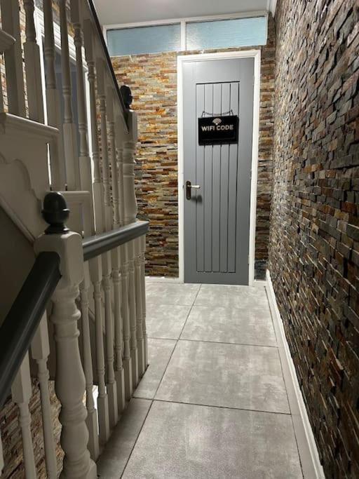 High Wycombe Centre- 2 Bed Flatアパートメント エクステリア 写真