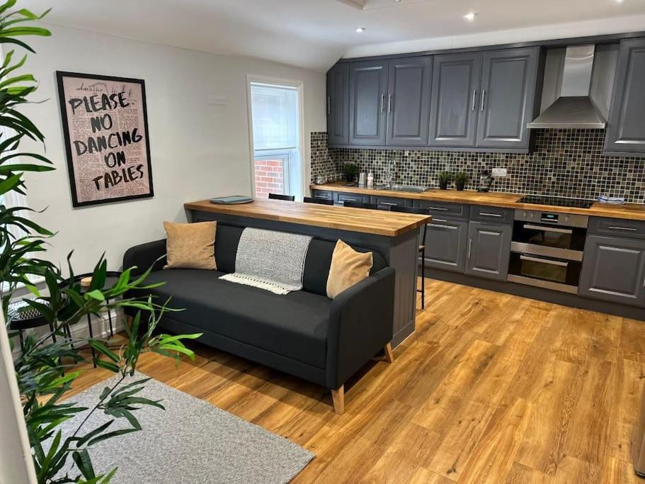 High Wycombe Centre- 2 Bed Flatアパートメント エクステリア 写真